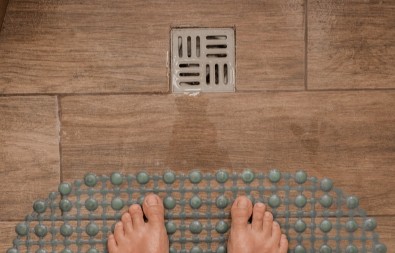 Muči vas smrad iz odvoda posle kiše? Vodoinstalater otkriva kako da rešite problem za 100 dinara!